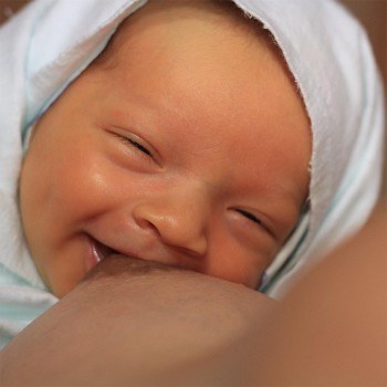 breastfeeding baby laughing26681025 1024 e1448384592145